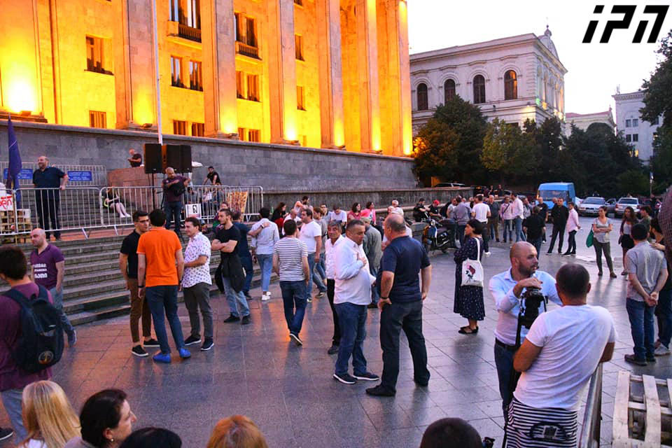 აქცია “სირცხვილიას” მონაწილეებმა 20 ივნისის ღამეს დაშავებულ მაკო გომურს დაბადების დღე მიულოცეს